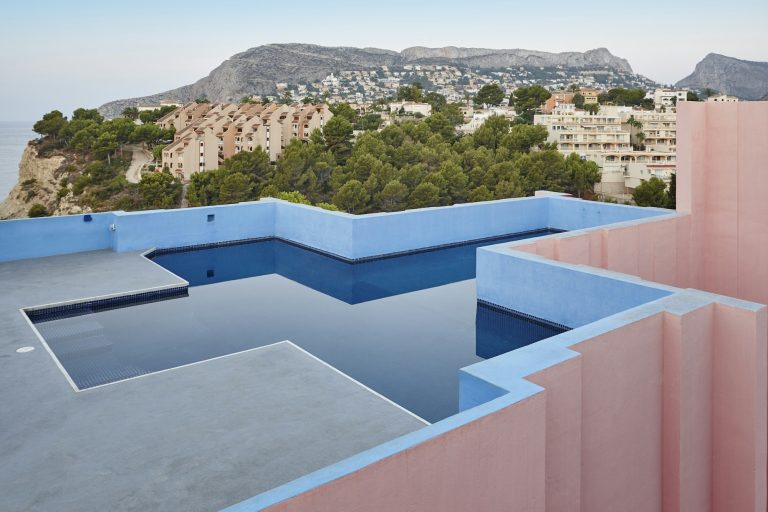construire piscine etapes